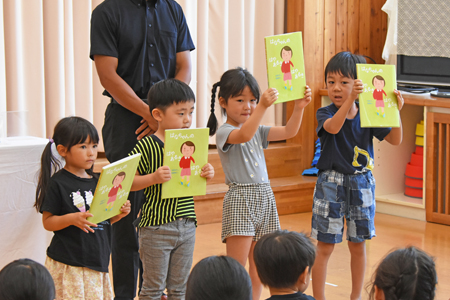 絵本の贈呈式の画像3