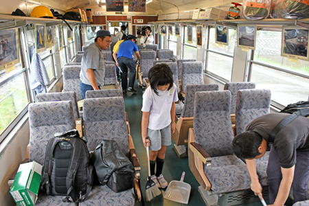 169電車ボランティア清掃01