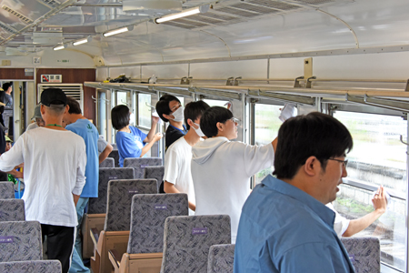 169電車ボランティア清掃02