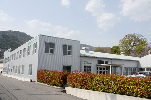 文化財センターの外観の写真です。銀色の建物が写っています。