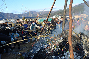 無病息災を願い 町内各地でどんど焼きの画像4