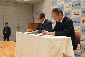 署名中の写真（山村町長、小宮山氏）