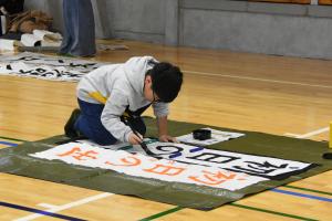 書初めをしている小学生