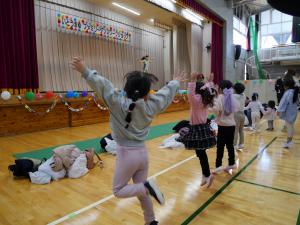 踊る参加者の方々