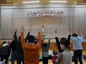 一緒に踊る参加者