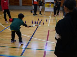 スキットルを投げる参加者