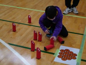 モルックを並べる参加者