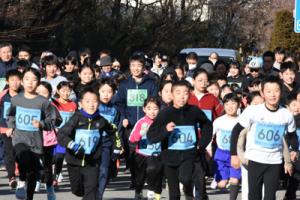 子どもたちが一斉にスタートする様子