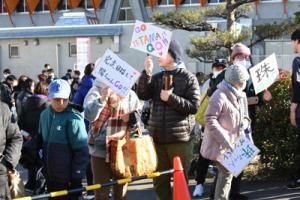 参加者を応援する沿道の方々