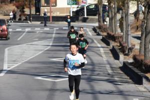 坂を上る参加者