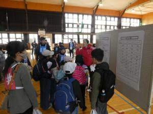 説明を受ける参加者