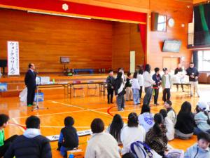 閉会式で景品を受け取る参加者