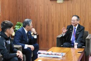 社長・選手と対談する町長