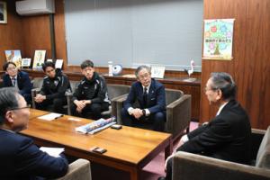 町長と対談する社長・選手