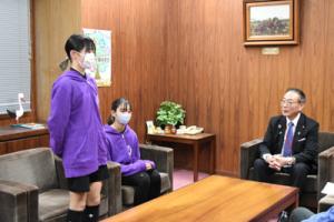 町長へ意気込みを語る選手