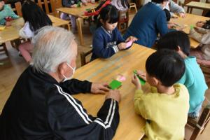 折り紙を教えている写真