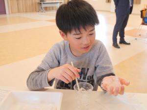 作ったスライムに触れる参加者