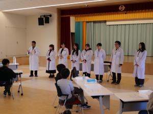 並ぶ松浦教授と大学生スタッフの皆様