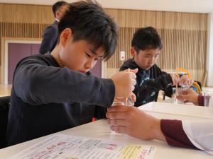 スライムを一生懸命混ぜる参加者