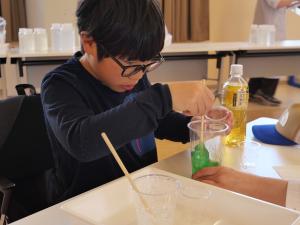 硼砂を少しずつ加える参加者