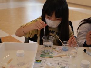 スポイトを使いカプセルを作る参加者