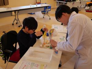 大学生スタッフの方と一緒に実験をする参加者