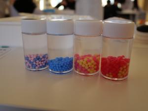 カラフルなマイクロカプセル