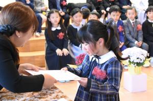 授与泣いている女の子