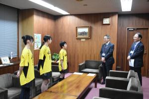 ▲報告をする選手達