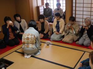 本席にてお茶を楽しむ参加者