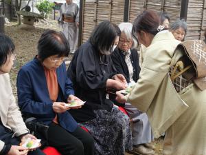野点席にてお茶菓子をいただく参加者