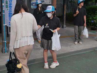 啓発活動を行う生徒会役員