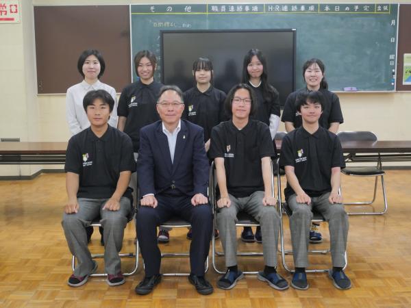 贈呈したポロシャツを着た集合写真