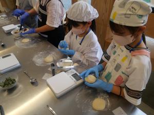 餡を包む参加者