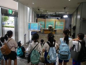 ラジオスタジオにて説明を受ける参加者