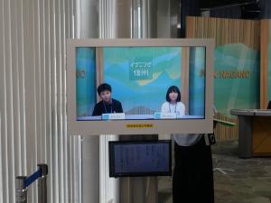 キャスター体験を行う参加者