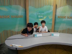 テレビカメラに映る参加者