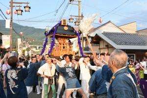 神輿練り歩き
