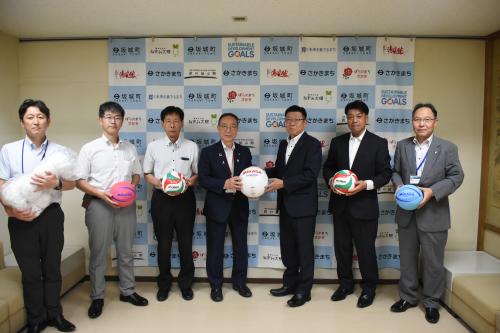 寄付品と集合写真