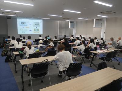 エプソン　スライドにて説明を受ける参加者