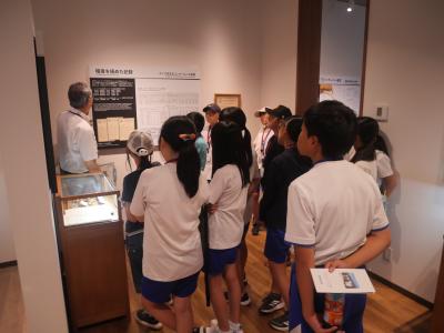 エプソン　創業歴史館にて時計の進化について学ぶ参加者