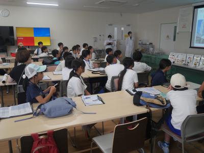 カンロ　企業の概要について説明を受ける参加者