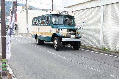 街中を走るボンネットバス