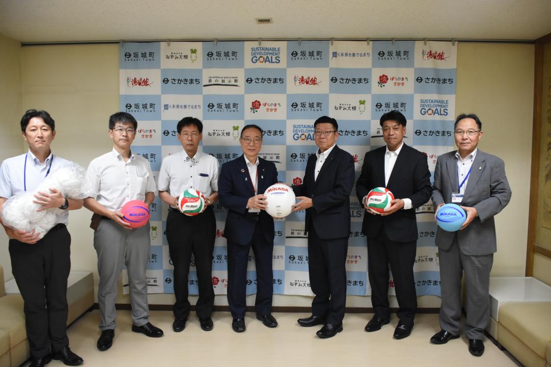 寄付品と集合写真