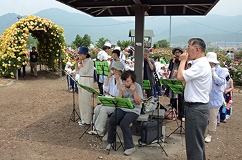 バラ公園ハーモニカ演奏