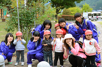 中学生職場体験その2（びんぐしの里公園の記念撮影）