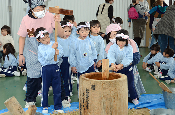 坂城幼稚園もちつき01