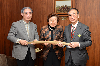 日本刀寄贈　竹内さん