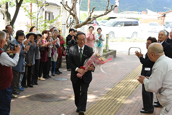 山村町長初登庁