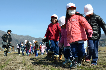 幼稚園児の麦踏み体験01